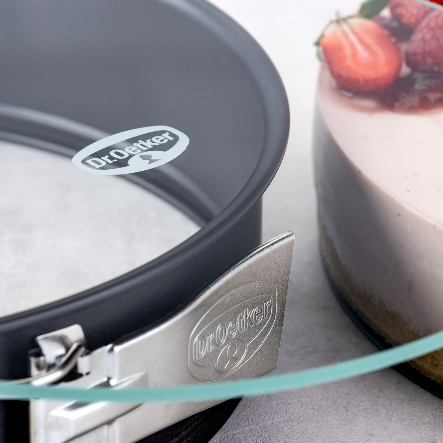 Nahaufnahme des Verschlusses der Springform und des Glasbodens mit Dr. Oetker Logo