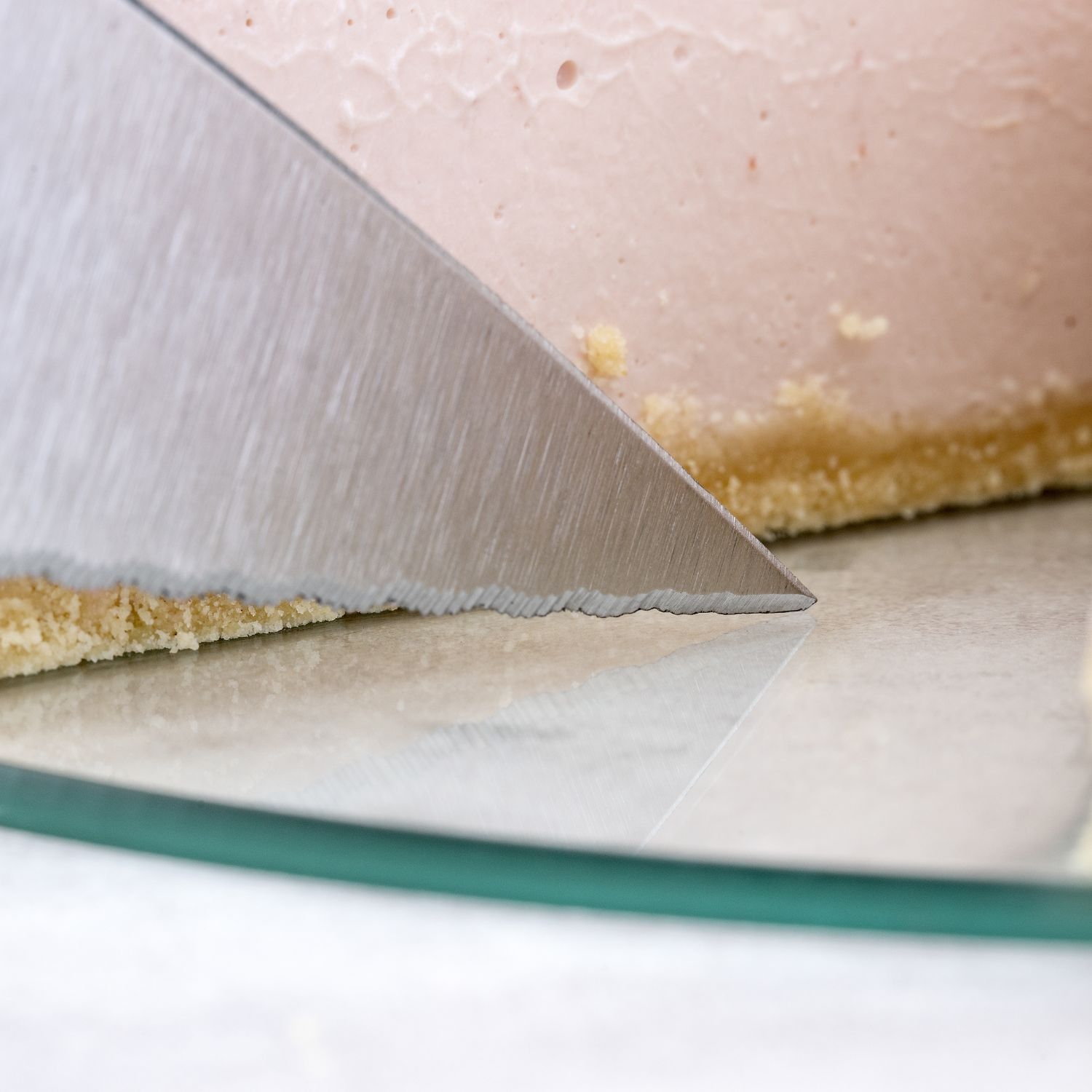 Ein Messer auf dem kratzfesten Glasboden der Springform