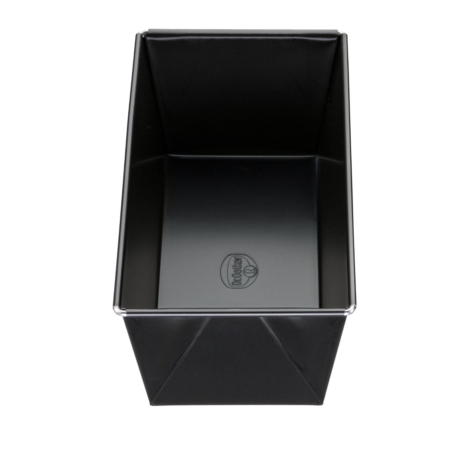 Eine schwarze Kasten-Backform, seitlich von oben vor weißem Hintergrund