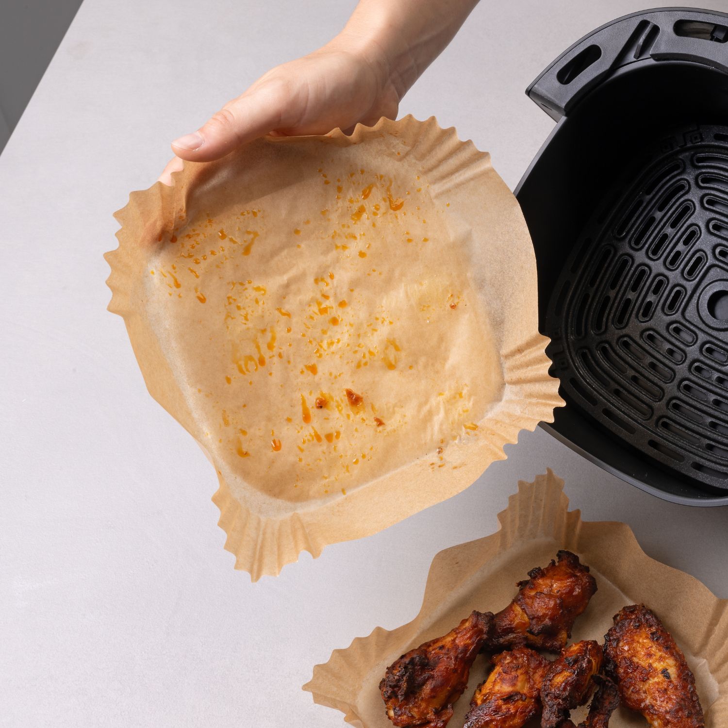 Backpapier eckig nach Gebrauch in der Heissluftfritteuse