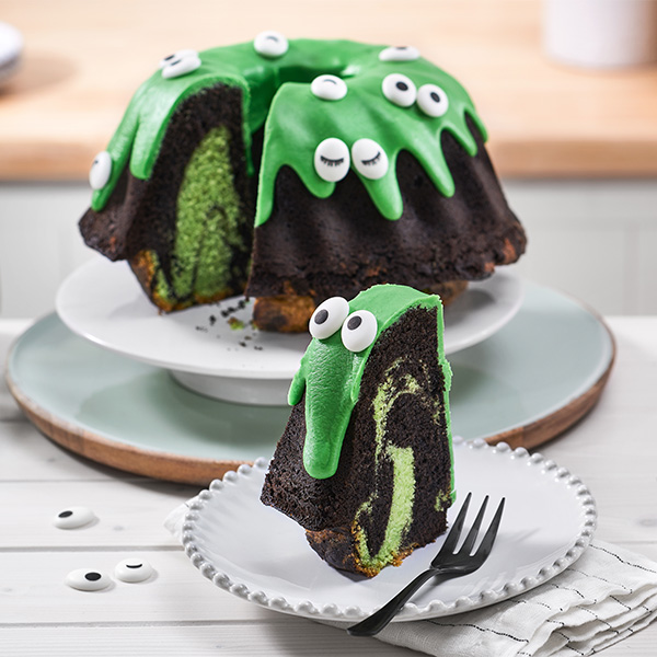 Halloween Gugelhupf mit grünem teig und grünem Tortenguss und Zuckeraugen