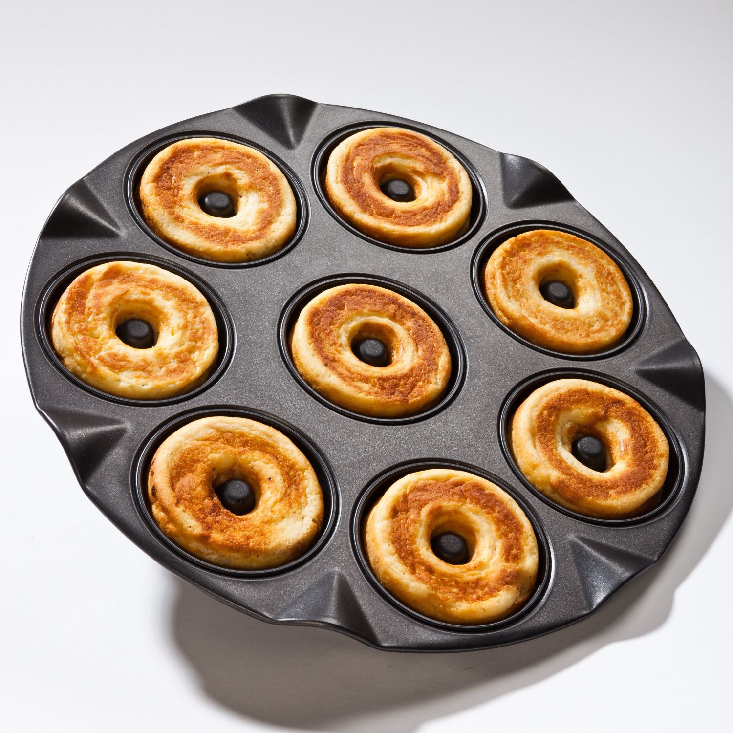 Backblech für Apfelkuechli mit fertigen Apfelkuechli in der Form