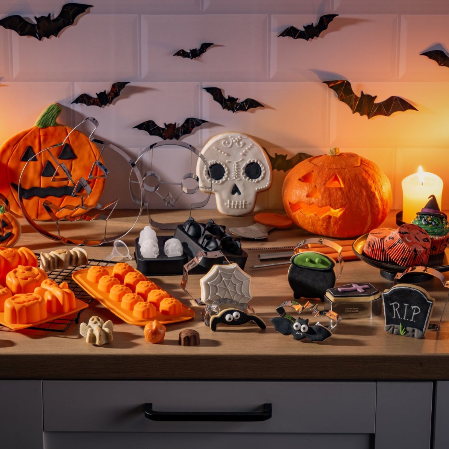 Moodbild Halloween Ausstecher und Backformen vor dekorativem Hintergrund einer Küche
