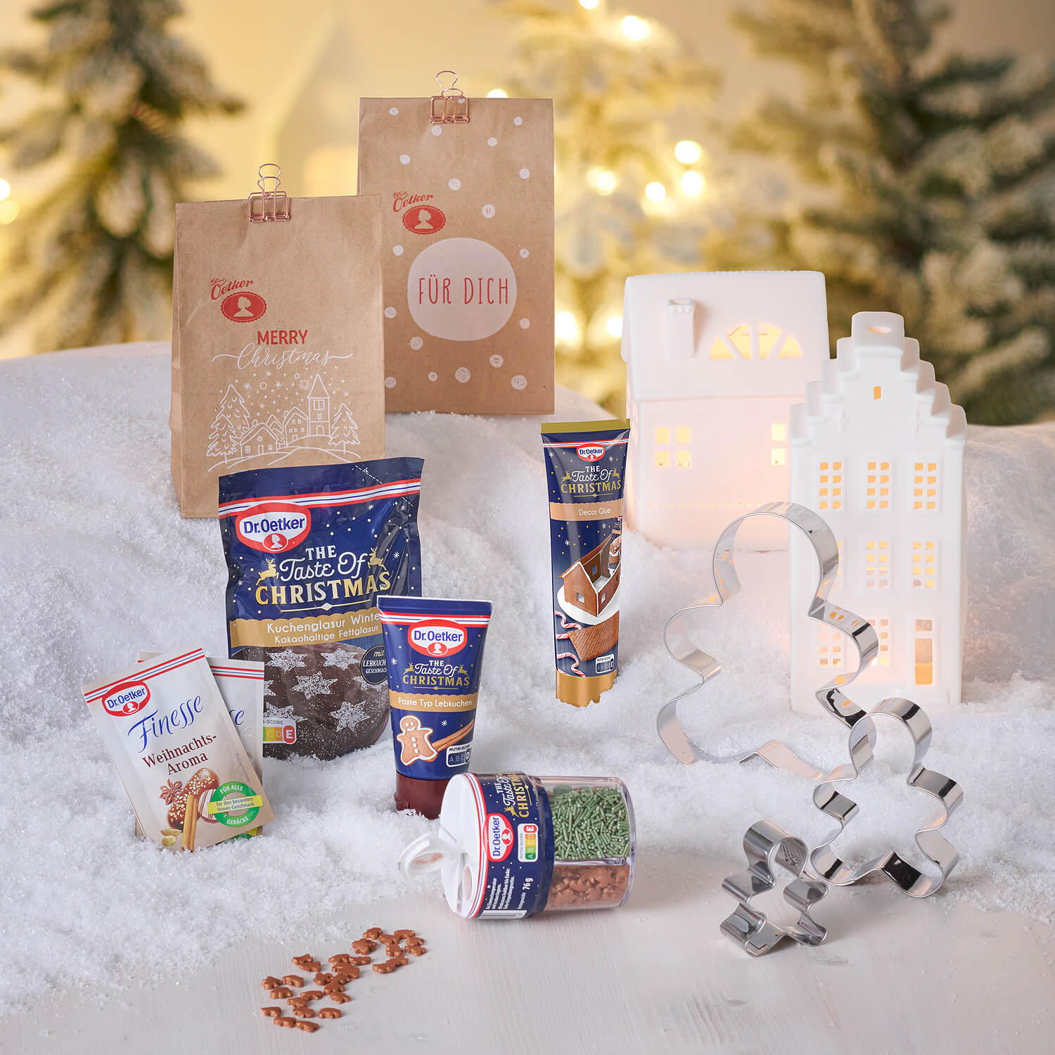 142508_Set_Lebkuchenmaenner_1500x1500px Weihnachtliche Keksausstecher, weihnachtliche Backmischungen und Kekstüten mit weihnachtlich geschmücktem Hintergrund mit Schnee und Tannen
