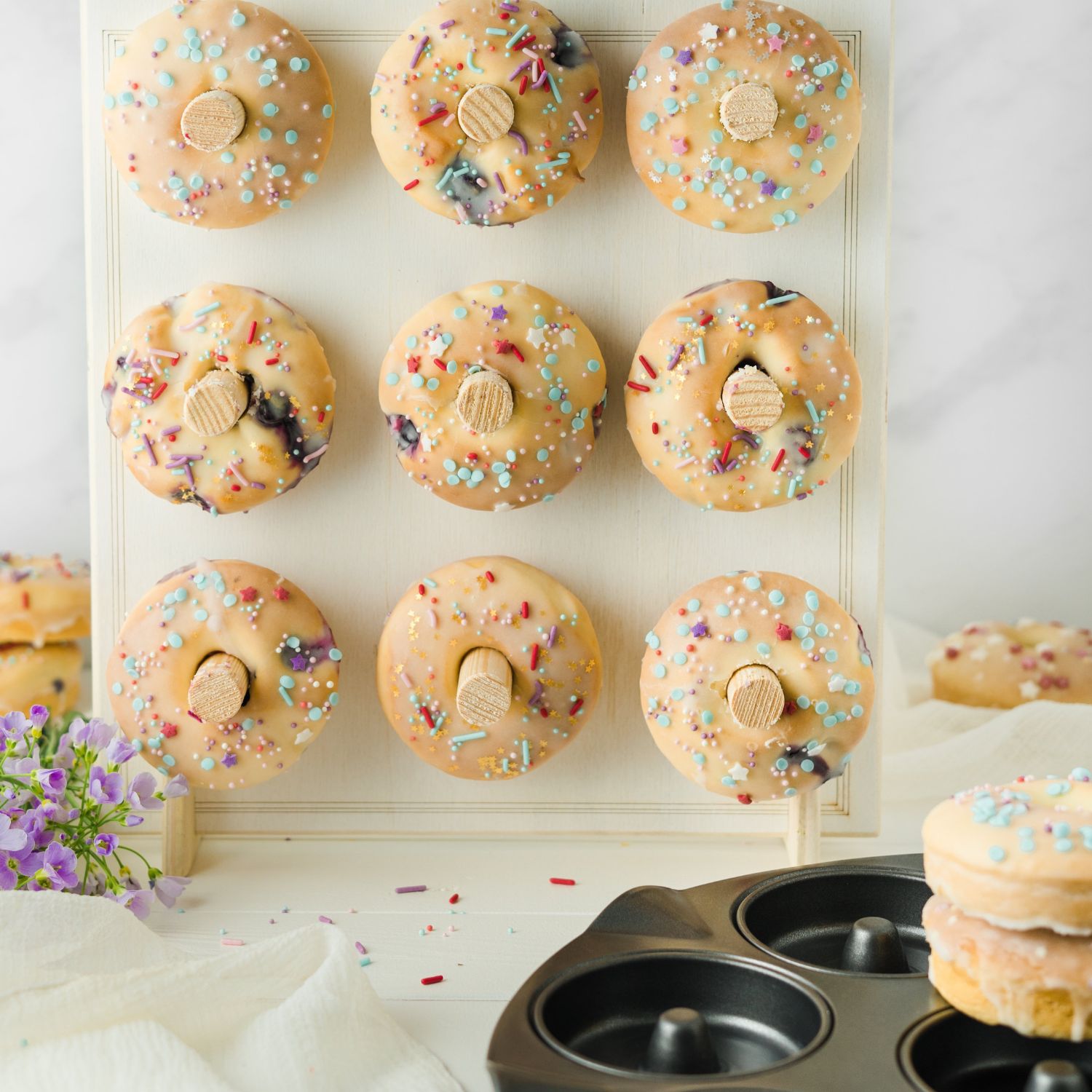 Apfelkuechlichblech vor Wandaufhaengung mit Donuts