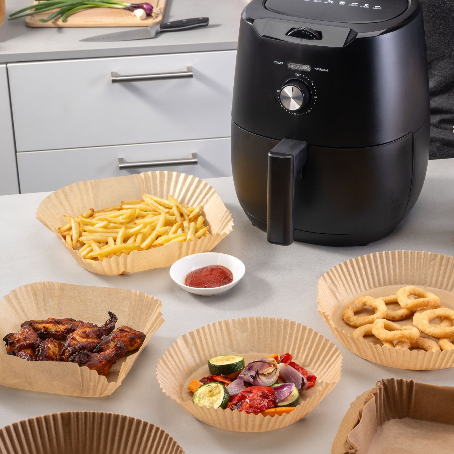 Verschiedene Formate an Backpapieren für die Heissluftfritteuse in einer Küche