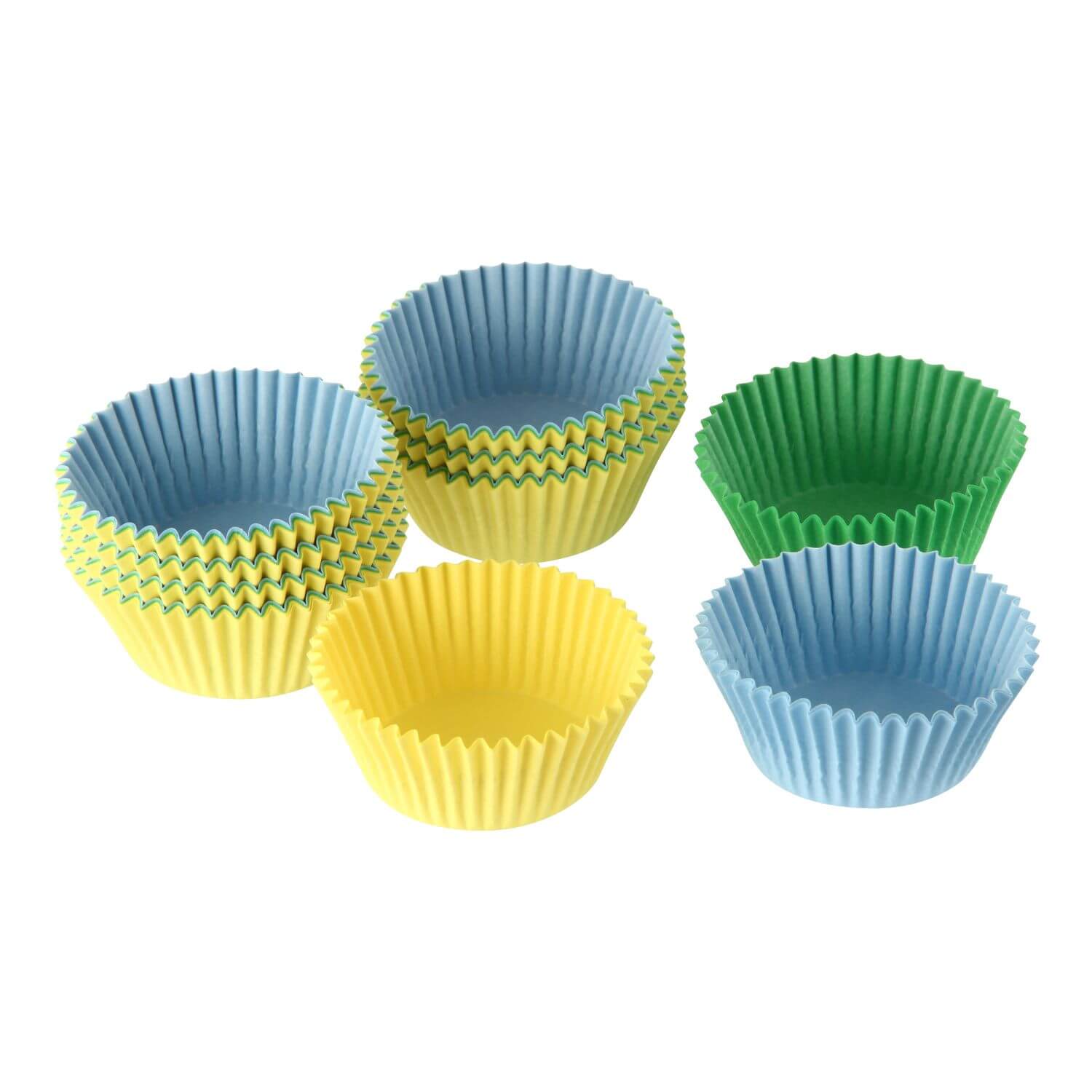 Leere Papierbackförmchen für Muffins und Cupcakes in den Farben blau, gelb und grün vor weißem Hintergrund.
