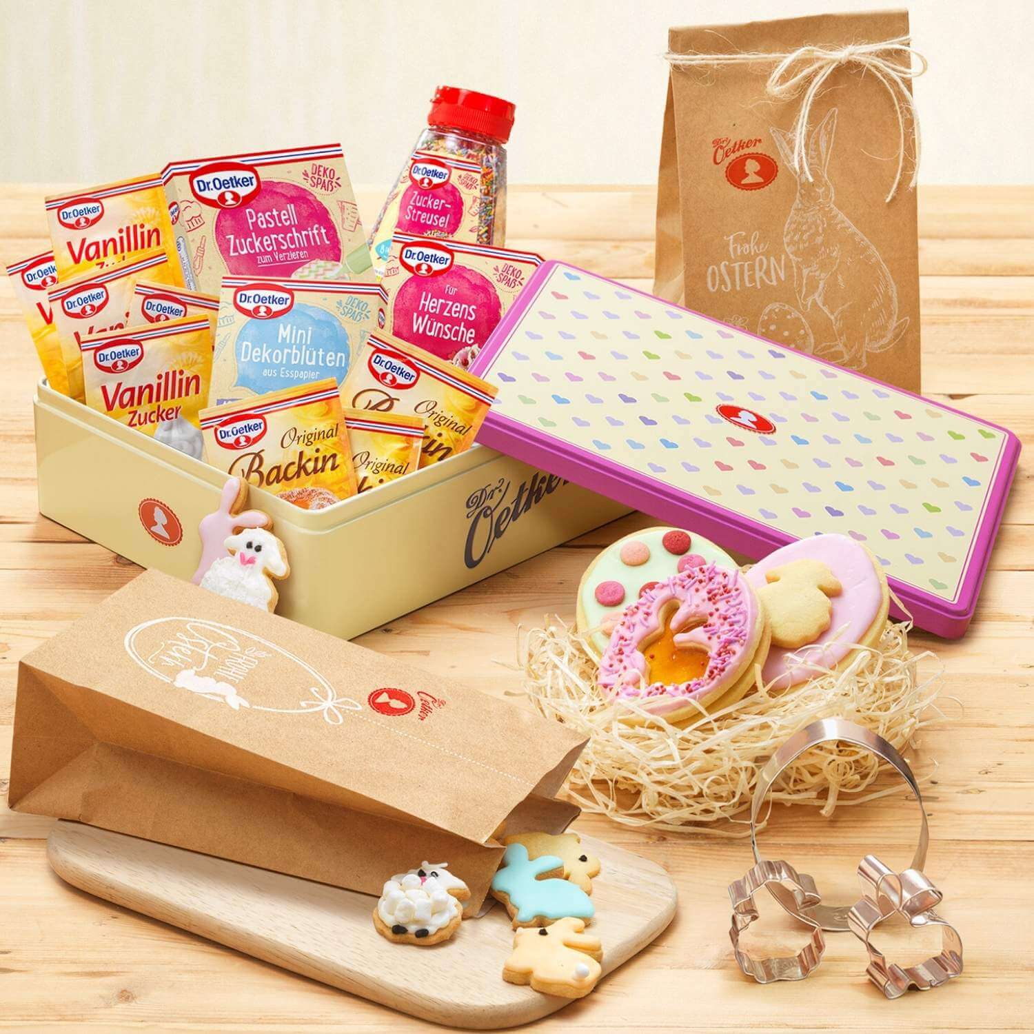 Eine gefüllte Keksdose von Dr. Oetker mit österlichen Backzutaten und Accessoires