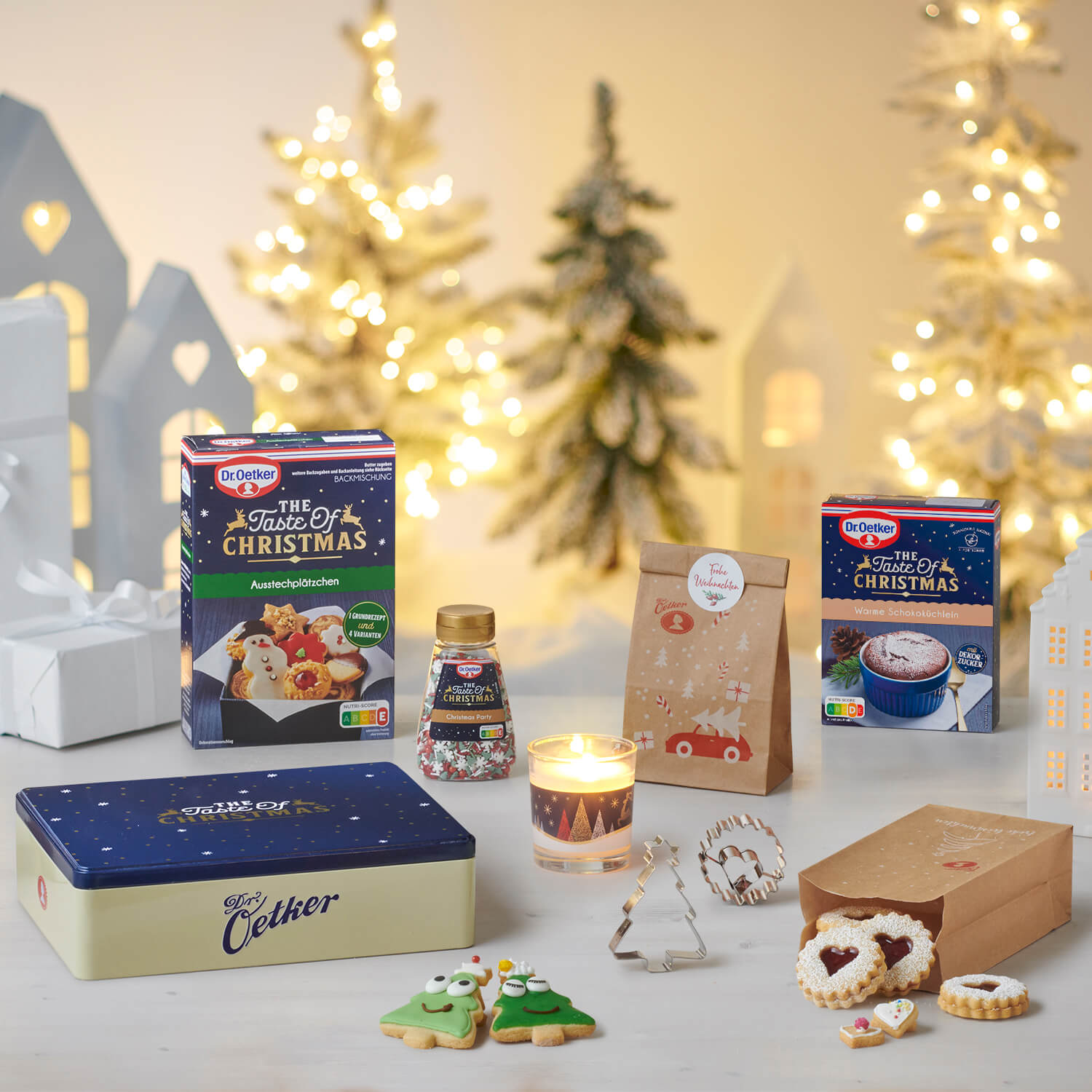 Set an Weihnachtsartikeln vor stimmungsvollem Hintergrund