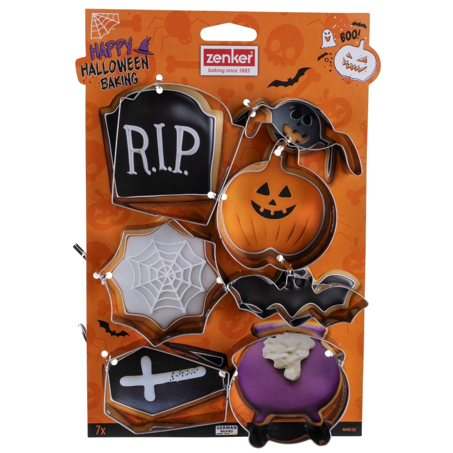 Packung von Ausstechset mit Keksausstechformen im Halloween Design auf orangem Untergrund