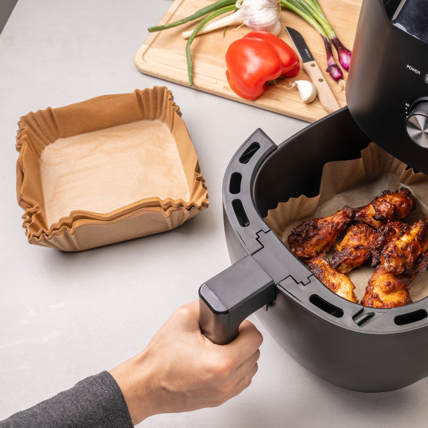Backpapier eckig für die Heissluftfritteuse in Gebrauch fü die Zubereitung von Chicken Wings