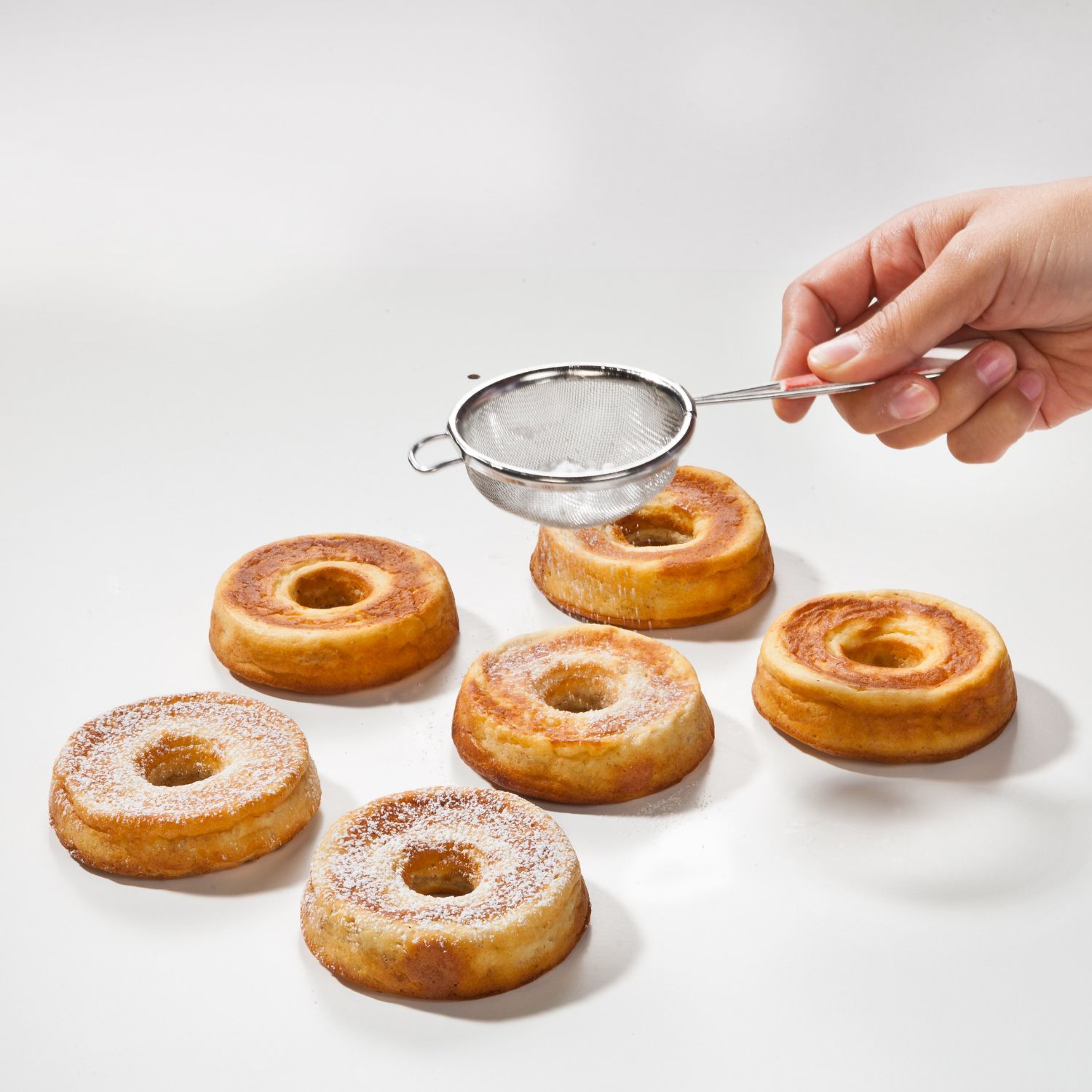 60-172538 Apfelkuechli die mit Puderzucker bestreut werden