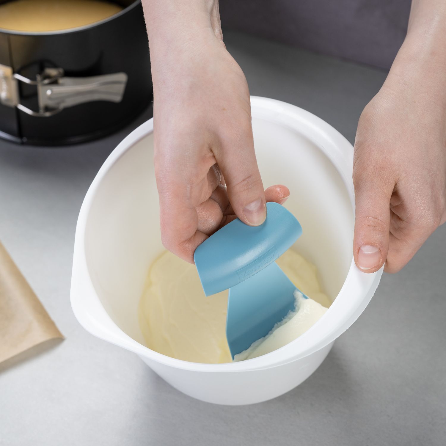 Verwendung des Creme und Teigverteilers von Zenker Patisserie für das Schaben der Creme aus einer Rührschüssel