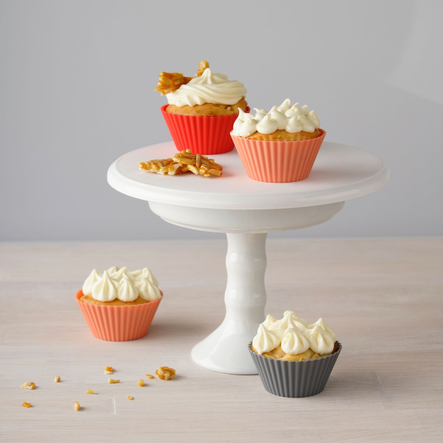 Silikonmuffinförmchen für Cupcakes auf einer Etagere