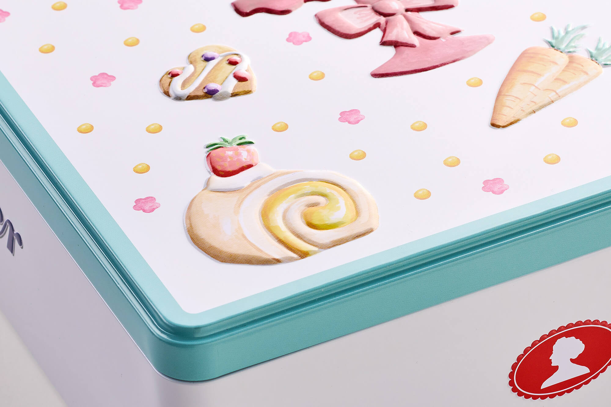 Detailaufnahme einer Prägung einer Dose von Dr. Oetker mit österlichem Motiv