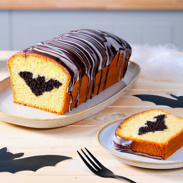 Marmorkuchen mit innerem Fledermaus Motiv auf einem Teller