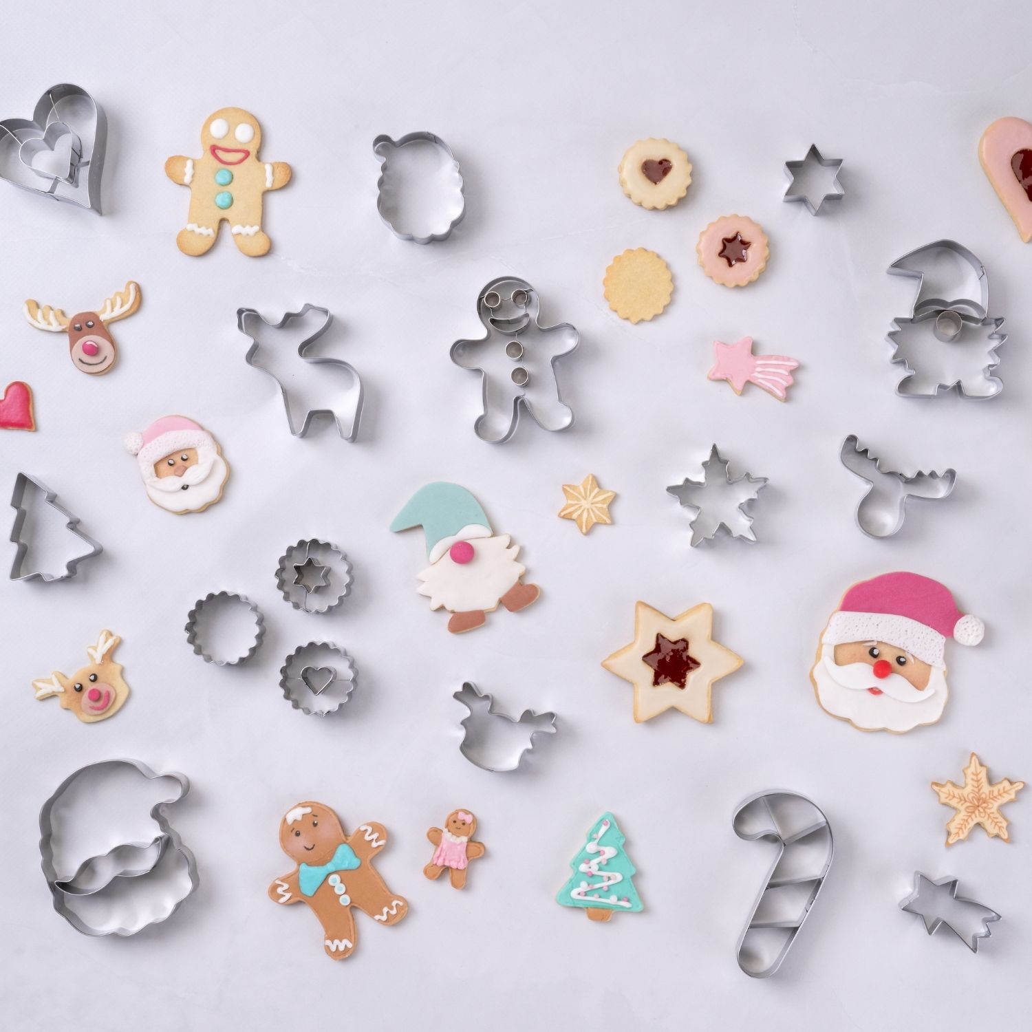 Verschiedene weihnachtliche Ausstecher und Plätzchen von Zenker Patisserie auf neutralem Hintergrund