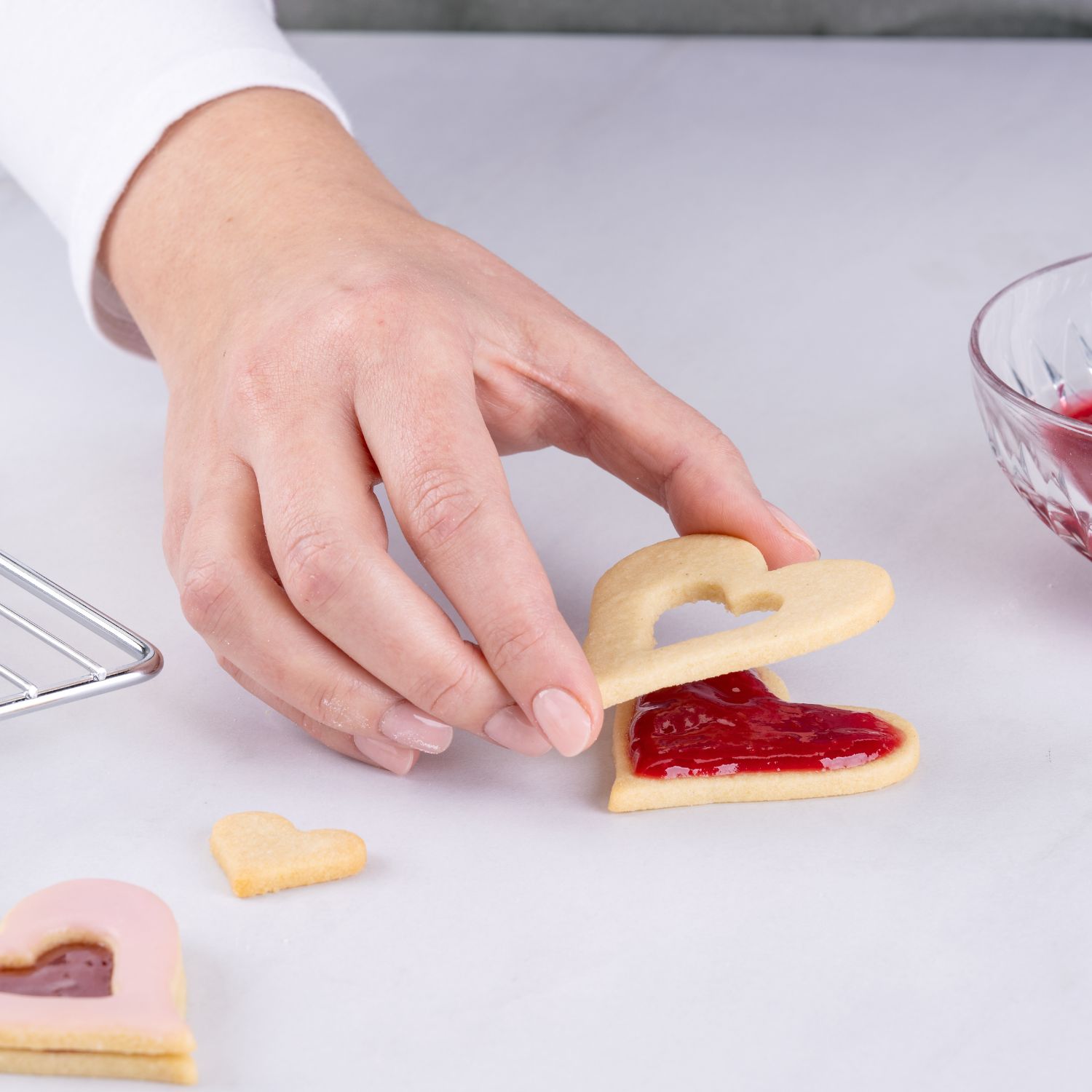 fertige Linzer Herzen mit dem 2in1 Ausstecher von Zenker Patisserie mit Marmelade bestrichen