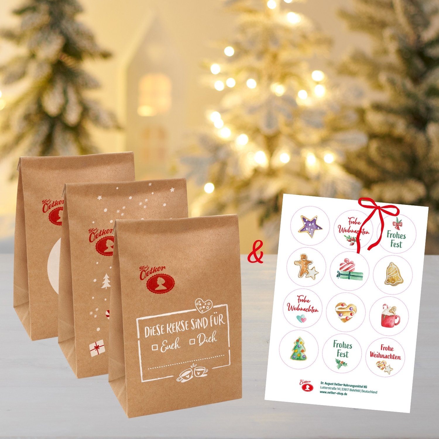 Drei verschiedene Kekstüten und Aufkleber vor einem weihnachtlichem Hintergrund