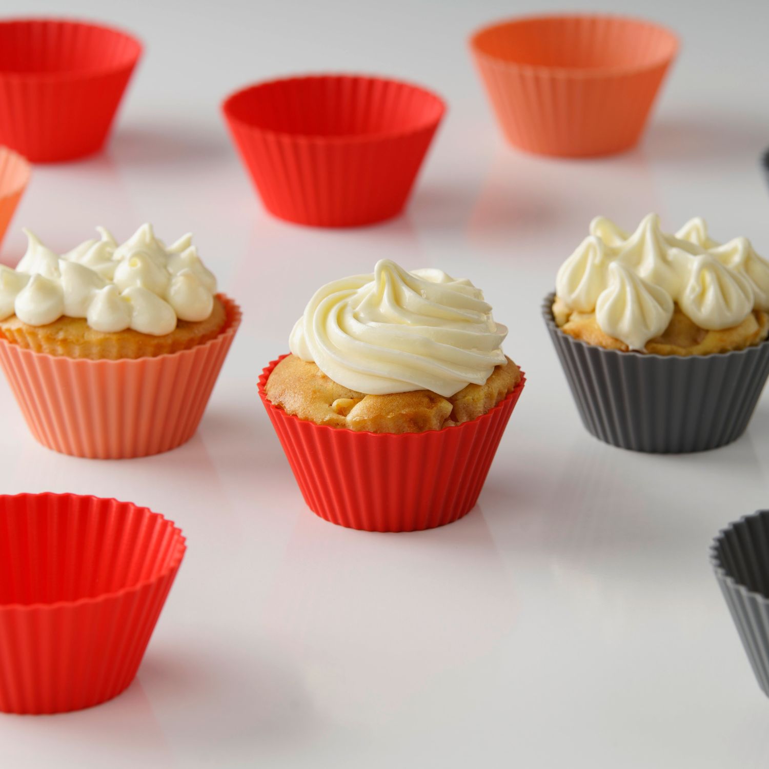 Silikonmuffinfoermchen von Dr. Oetker in den Farben rot grau und rose zum Teil mit Cupcakes