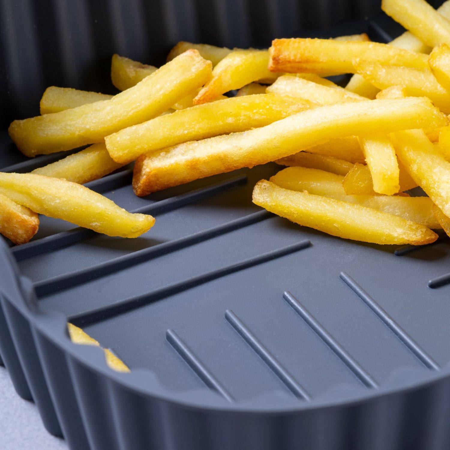 Nahaufnahme eine Silikonform gefüllt mit Pommes, auf der man den gerillten Boden gut erkennen kann