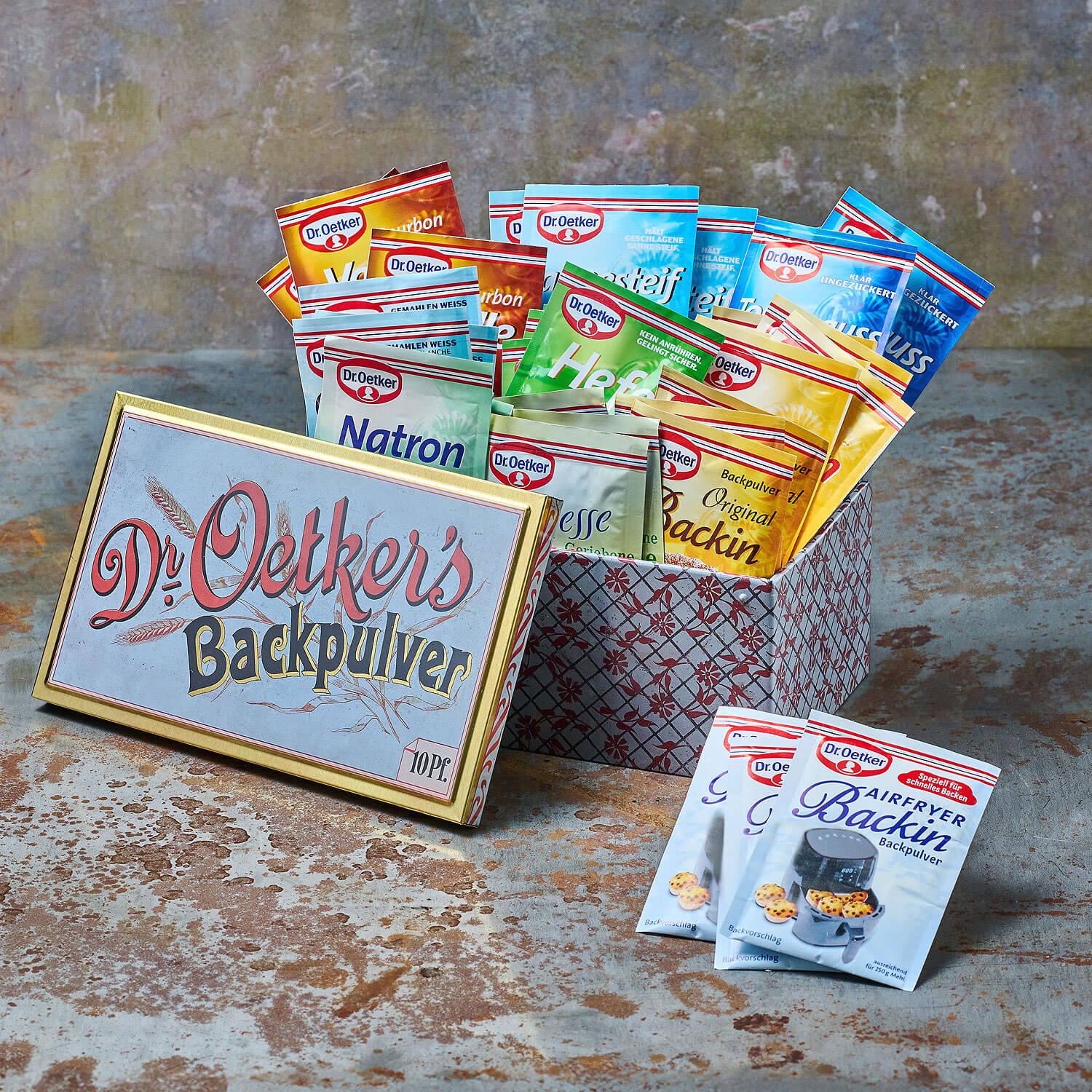 Gefüllte Dr. Oetker Vintage-Dose mit Backpulver-Schriftzug und allerlei Backzutaten 