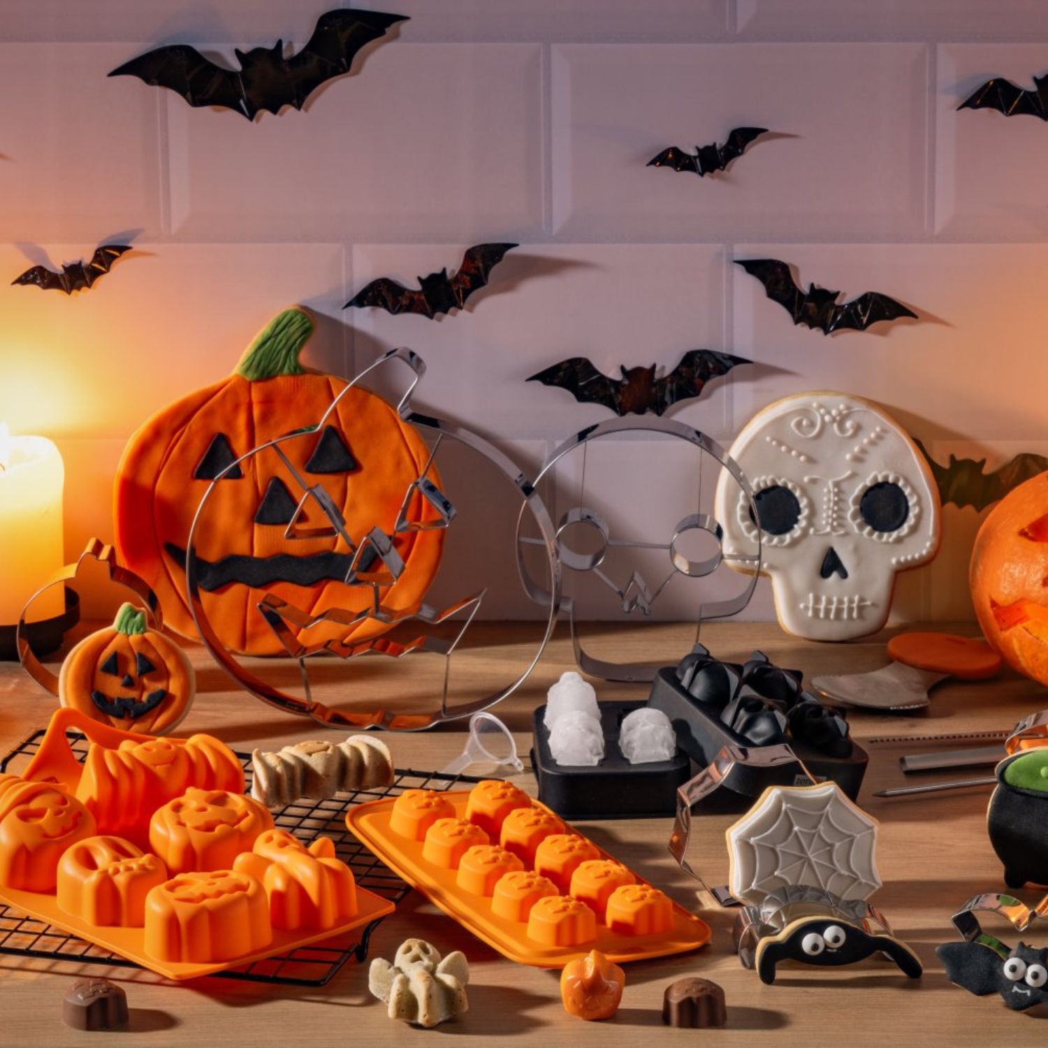 Auswahl an Halloween Backformen und Ausstechern vor dekorativem Hintergrund