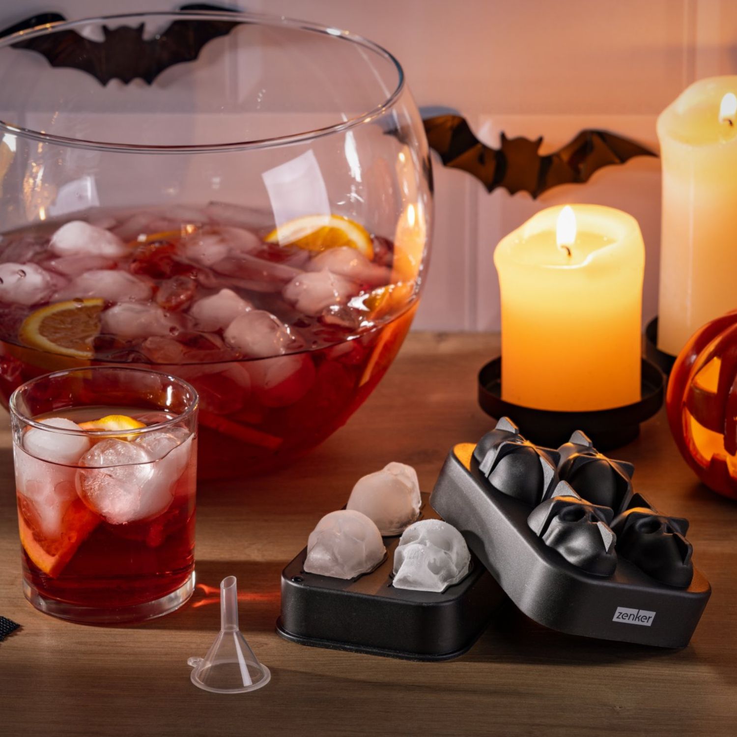 Eiswürfelformer aus Siklikon für Totenkopf-Motive vor Glas mit Bowle