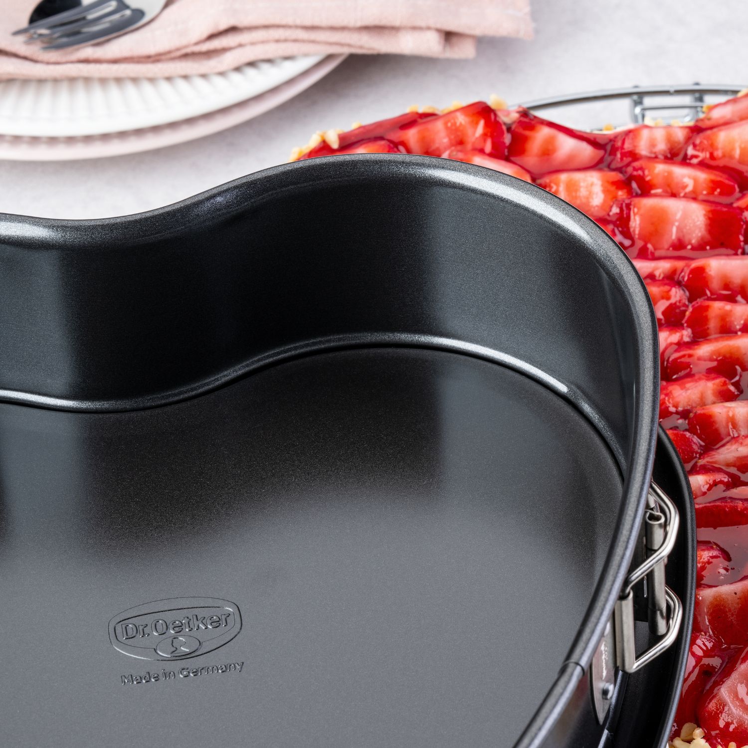 Nahaufnahme der schwarzen Herz-Springform, auf der man den Verschluss gut erkennen kann