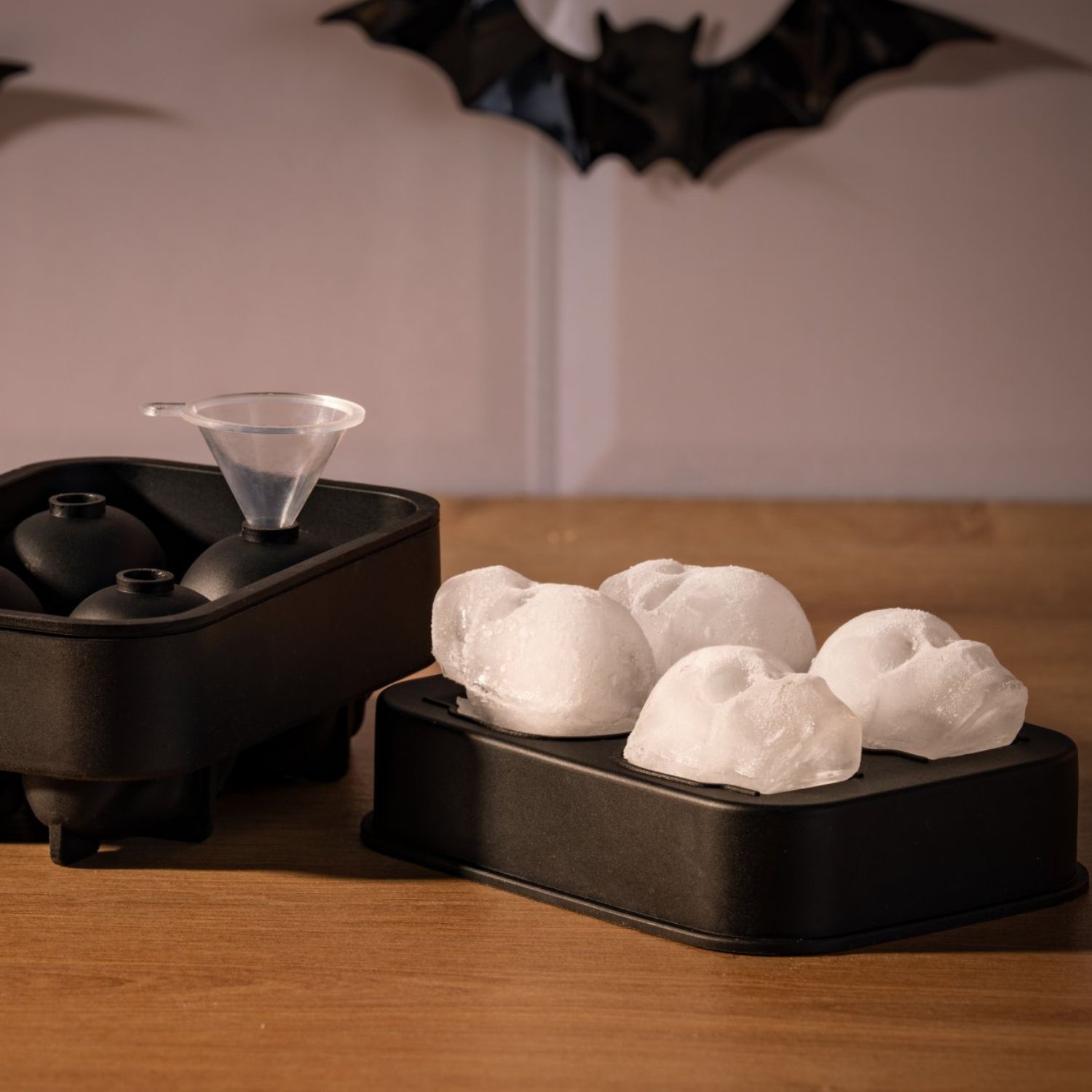 Eiswürfelformer aus Silikon für Totenkopf-Einswürfel  auf Küchenplatte