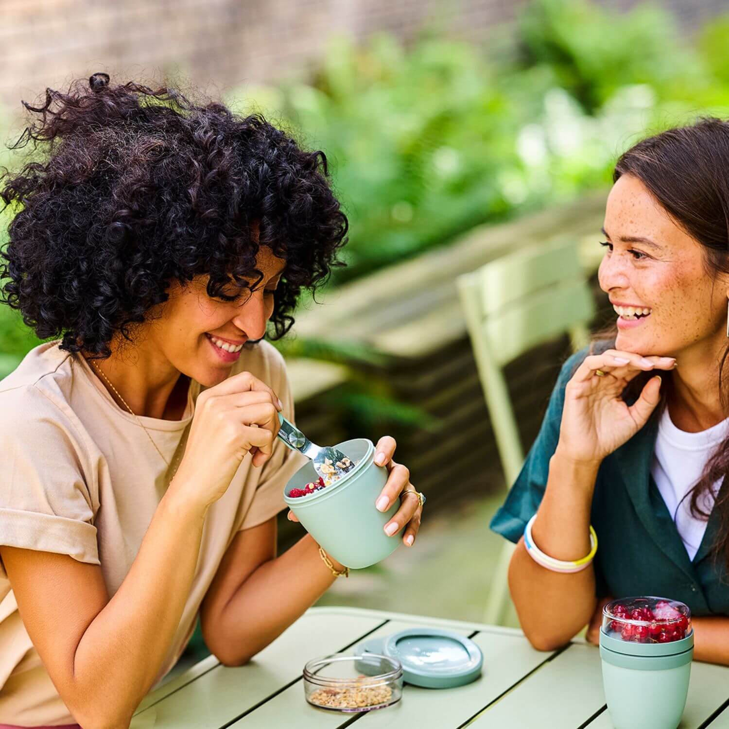 Frauen beim löffeln draußen aus dem Mepal Lunchpot Ellipse