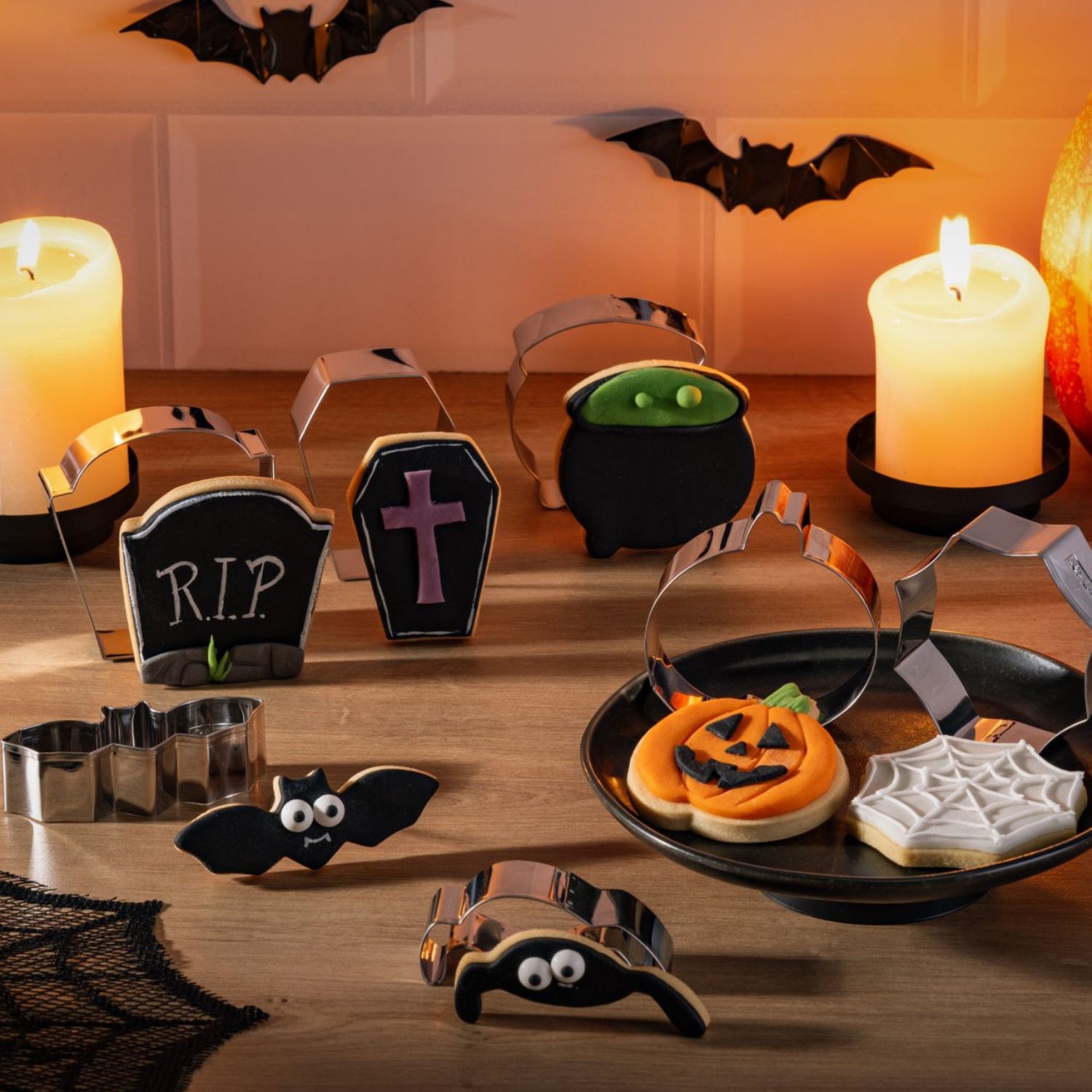 Ausstecherset Halloween mit Ausstechern und Keksen vor stimmungsvollem Hintergrund einer Küche