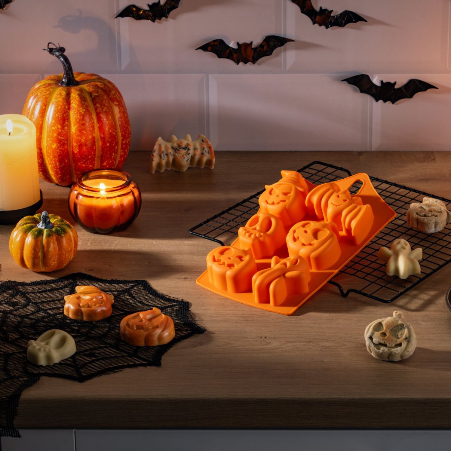 Minikuchenform für Halloween-Motive auf Kuchenrost daneben Gebäcke mit der Backform gebacken