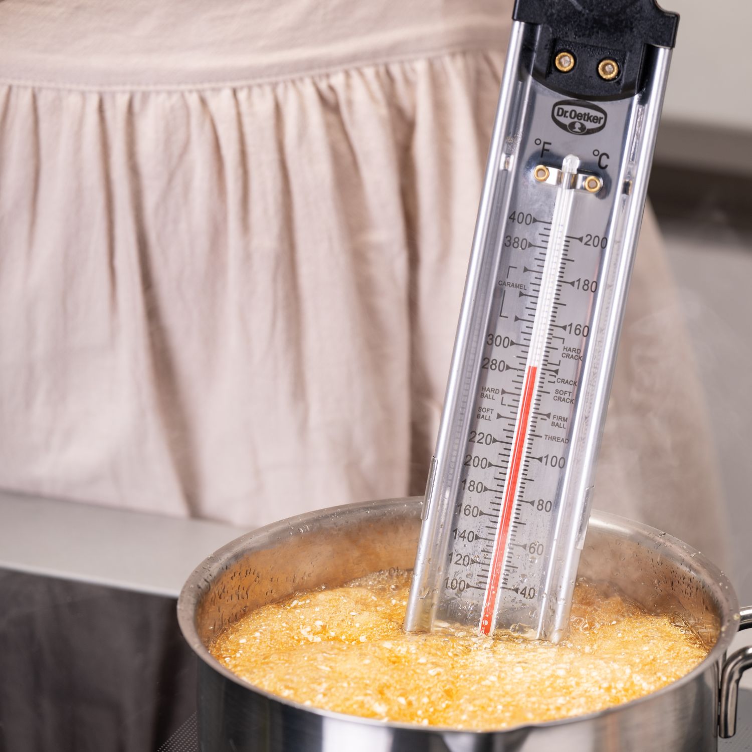 Zuckerthermometer im Topf mit Bonbonmasse