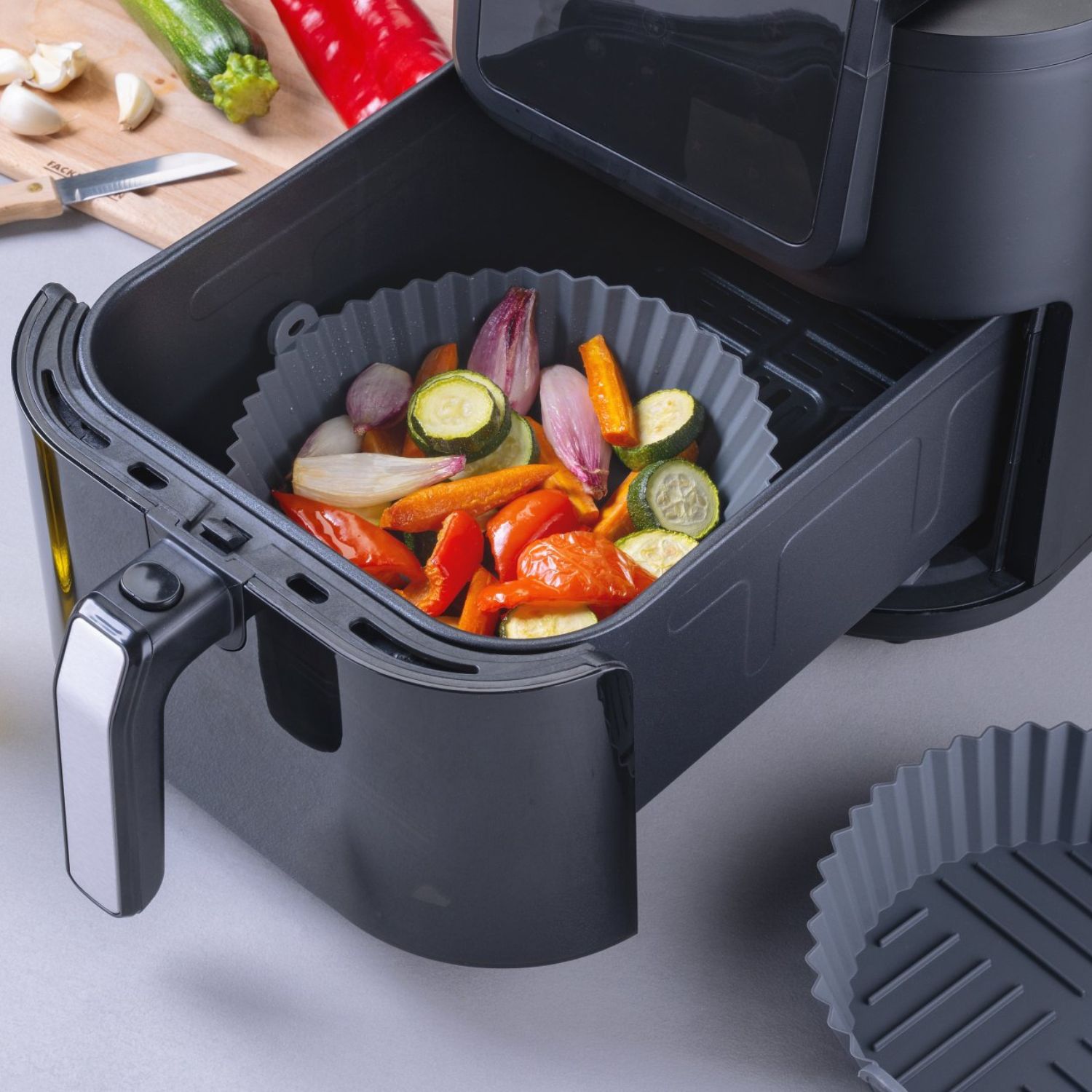 Eine Silikonform mit verschiedenem Gemüse in der Heißluftfritteuse