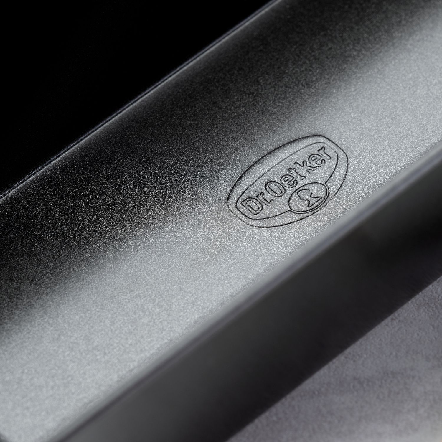 Eine Nahaufnahme des Bodens der Kasten-Backform, auf der das Dr. Oetker Logo sehr gut erkennbar ist