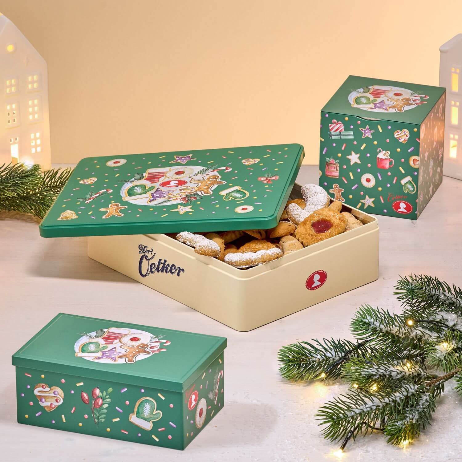 Keksdosen mit weihnachtlichen Motiven und Keksen von Dr. Oetker