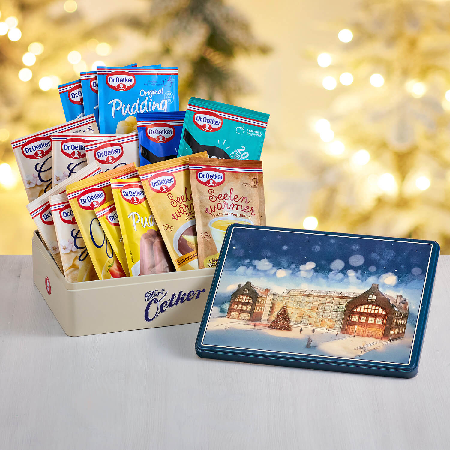 Keksdose Deckel in weihnachtlichem Design mit Dr. Oetker Welt Motiv und gefüllte Keksdose mit Pudding und Dessertpulvern