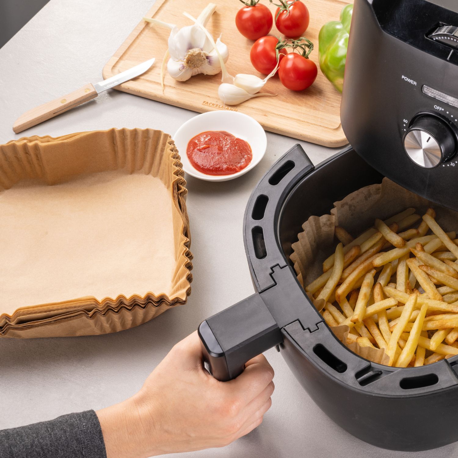 Backpapier für die Heissluftfritteuse in Gebrauch im Gerät zur Zubereitung von Pommes