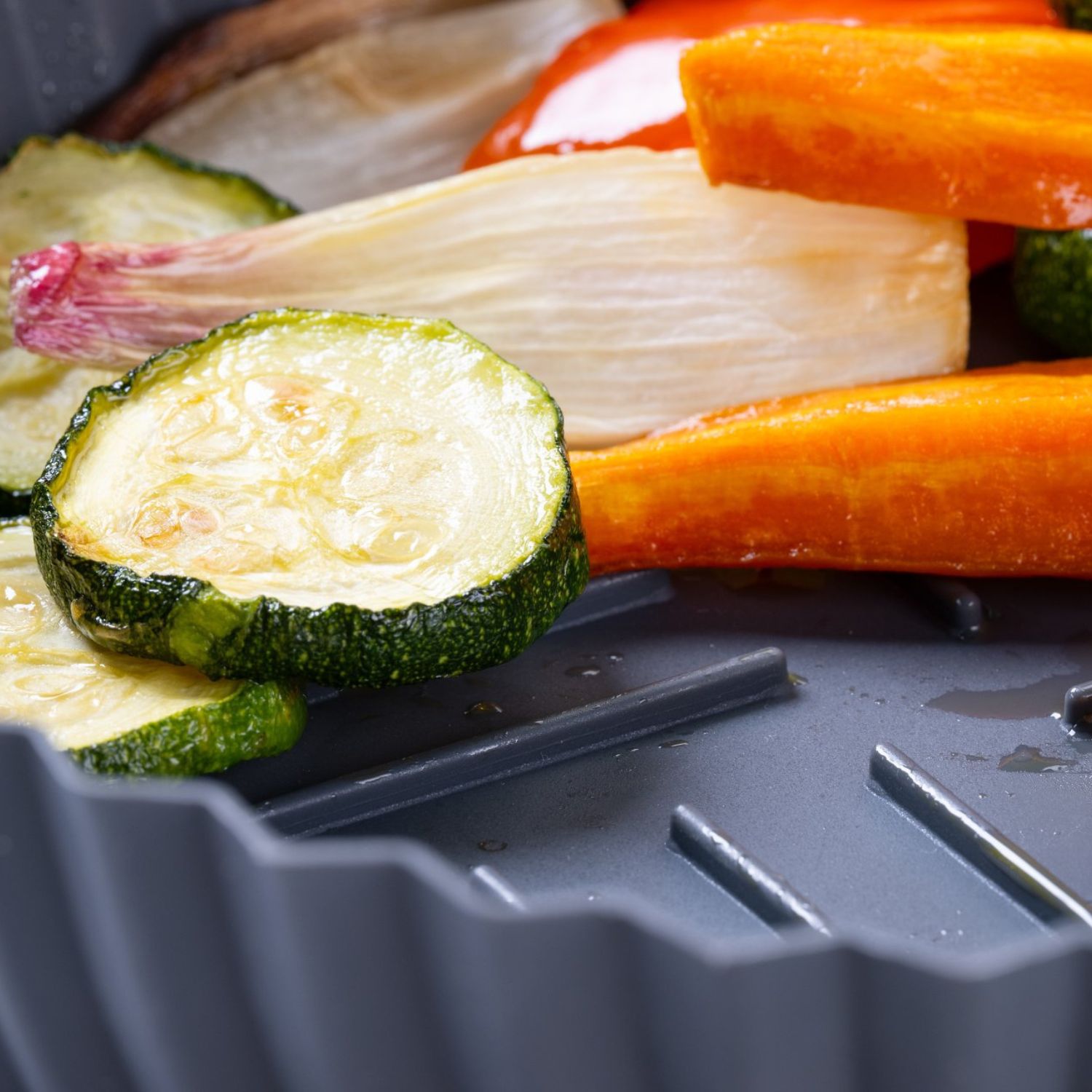 Nahaufnahme einer Silikonform gefüllt mit Gemüse, auf der man die Bodenrillen gut erkennt