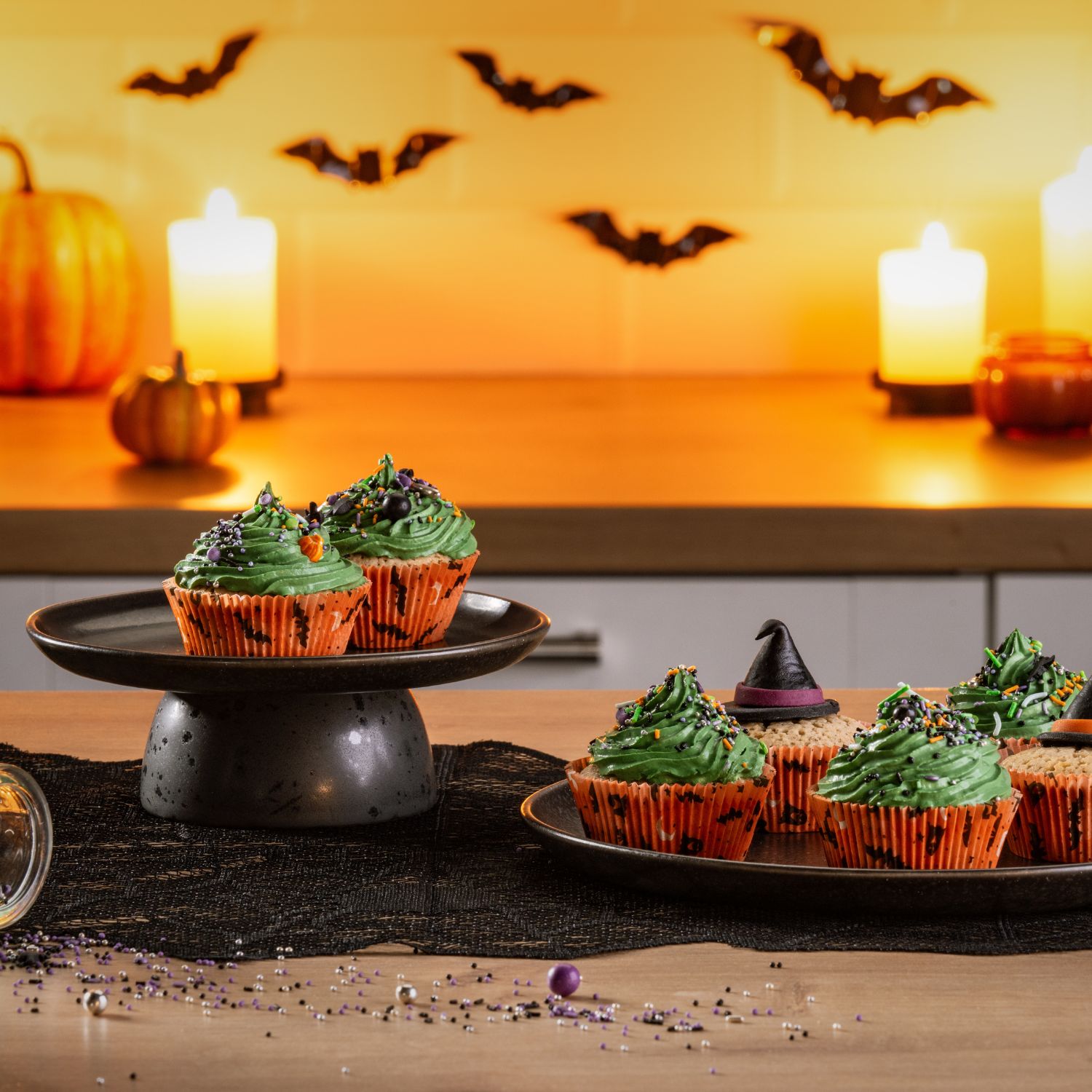 Halloween-Cupcakes in Papierbackförmchen mit Gruselmotiven