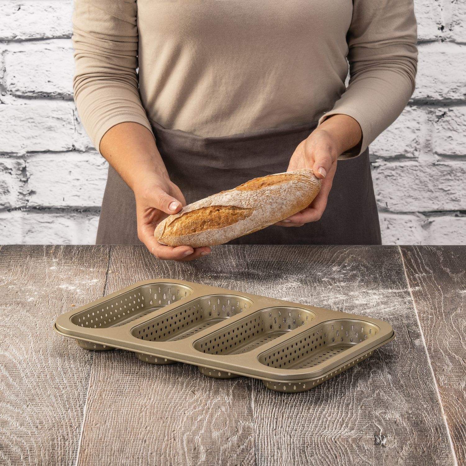 60-172536 Mini-Baguetteblech in gold Moodbild Frau Mini-Baguetteblech in gold mit Mini-Baguette in den Händen einer Frau