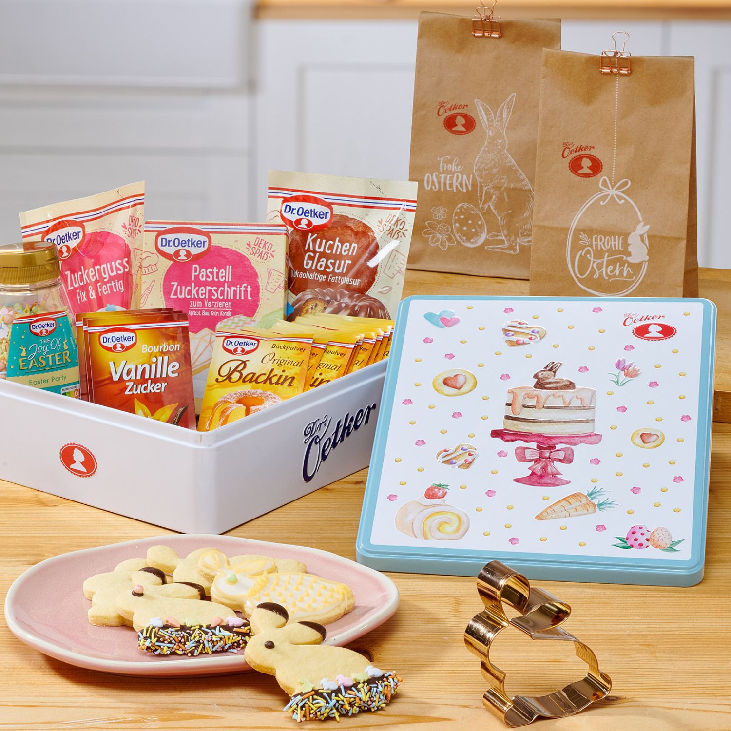 Eine gefüllte Dose von Dr. oetker mit Back-und Dekorartikeln für Osterkekse