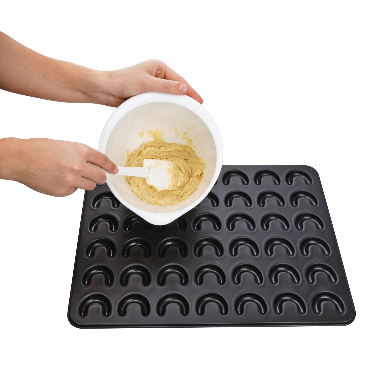 Teig aus Ruehrschuessel wird auf ein Backblech für Vanillekipferl gegeben